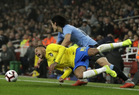 Brazilians defeated Uruguay in friendly matches.