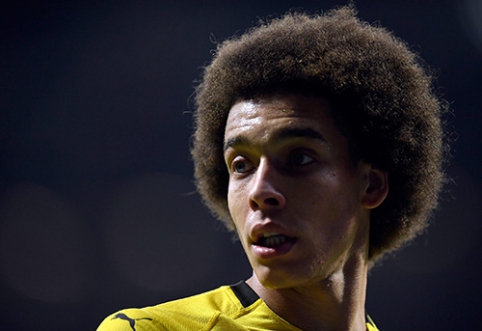 A. Witsel rejoices upon arriving in Dortmund