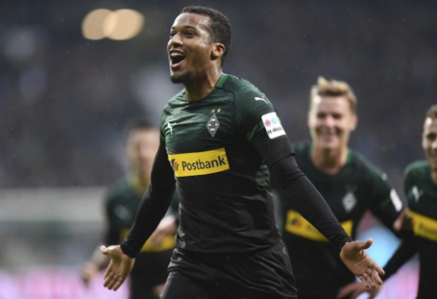 A. Plea scored a "hat-trick", "Monchengladbach" beat "Werder" and rose to second place