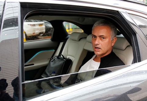 Having settled an impressive bill, J. Mourinho left the Manchester hotel.