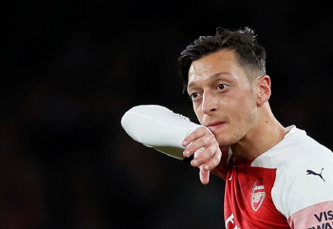 Does the hobby of sitting at the computer destroy M.Ozil's career?