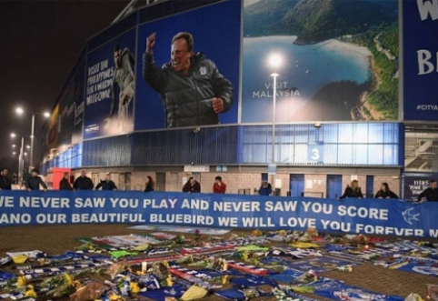 "Cardiff" fans pay tribute to missing E.Sala