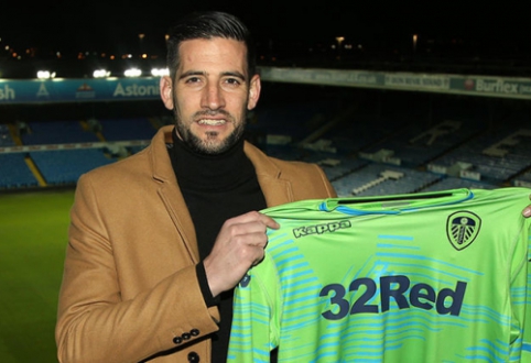 Official: K. Casilla shook hands with "Leeds"