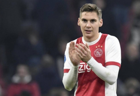 Official: "Sevilla" strengthens with young "Ajax" defender