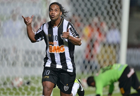 Ronaldinho immortalized among the legends of the famous Maracana stadium