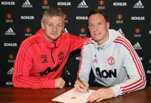 Official: "Man Utd" ties the future with P. Jones