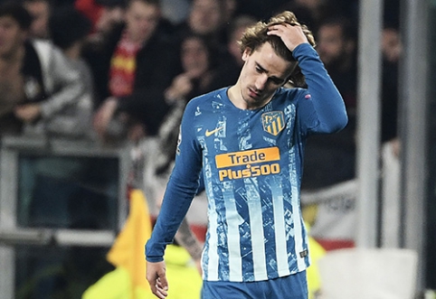 "A.Griezmann stretches out hands to disappointed Barcelona"