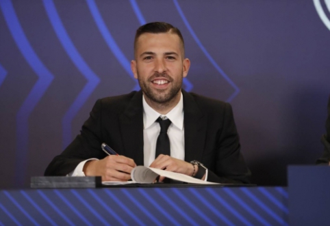 Official: J. Alba signed a new contract with "Barcelona"