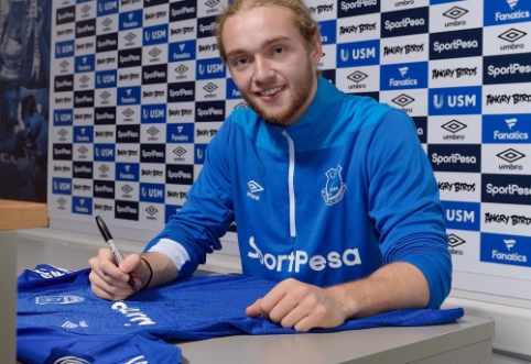 Official: T. Davies signed a new contract with "Everton"