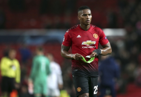 Solskjaer confirms that A. Valencia will leave "Man Utd" after the season