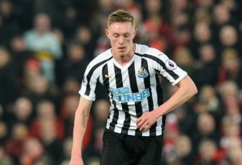 "Man Utd" completes negotiations for "Newcastle" defender acquisition