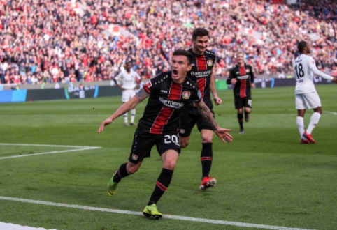 The team "Bayer" that scored six goals in one half crushed "Eintracht"