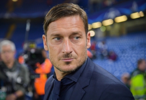 "Francesco Totti leaves the club expressing displeasure with the "Roma" management"