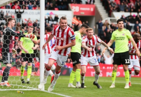 "Stoke City" defender R. Shawcross suffered a gruesome leg injury