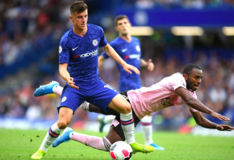 Intense face-off between Chelsea and Leicester footballers - draw