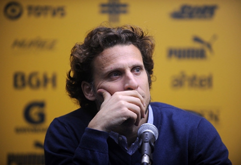 D. Forlan: "C. Ronaldo was staring at himself in the mirror all day"