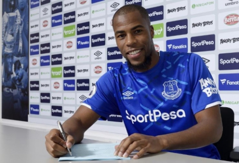 Official: "Everton" borrowed D. Sidibe from "Monaco"