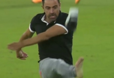 Angry Xavi in Asia kicked water bottles and ended up without a shoe