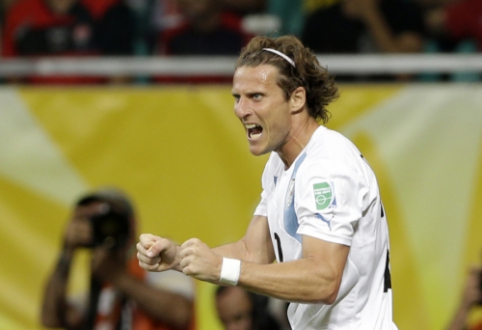 Uruguayan football legend D. Forlan announces the end of his career