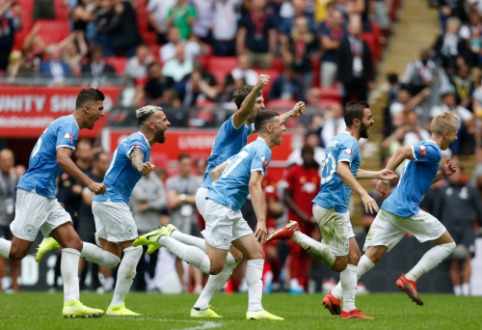 "Community Shield" trophy in the hands of "Man City" footballers