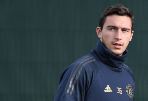 Official: M. Darmian from "Manchester United" is moving to "Parma"