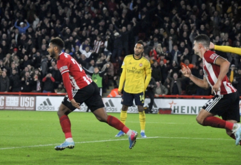 "Arsenal" falls beneath the feet of "Sheffield Utd" footballers