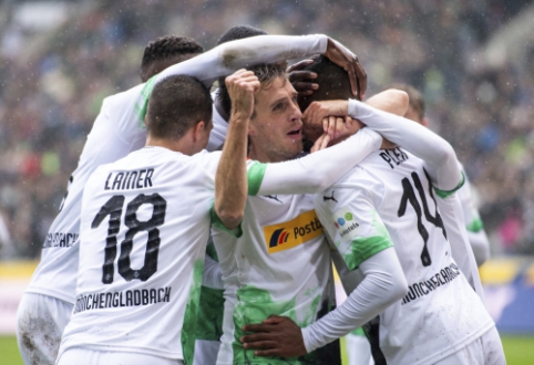 "Monchengladbach" had no trouble with "Augsburg" and settled at the top of the tournament table