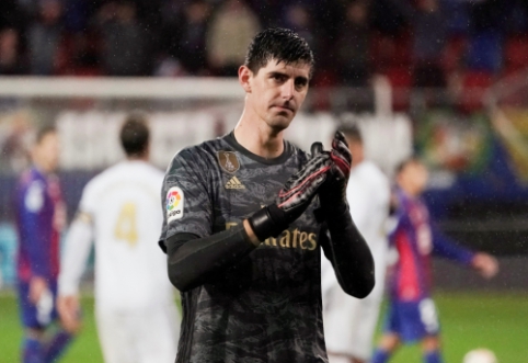 "T. Courtois breaks K. Navas' record while playing 'dry'"