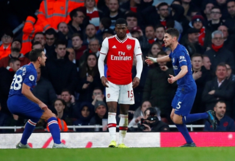 "At the end of the match, a crumbling "Arsenal" fell to "Chelsea"