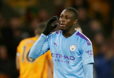 B. Mendy apologizes to "Man City" fans for the failure against Wolverhampton