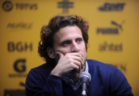 Uruguayan Football Legend D. Forlan Begins Coaching Career