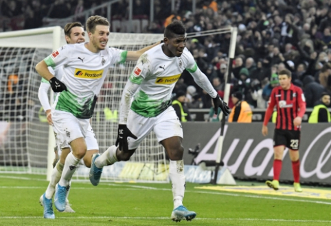 "Gladbach" beat "Freiburg" in a six-goal drama.