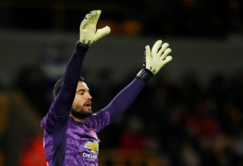 "Man Utd" goalkeeper S. Romero got into an accident