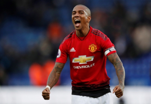 "Man Utd" seeks to extend contract with A. Young