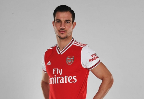 Official: "Arsenal" borrowed "Southampton" defender