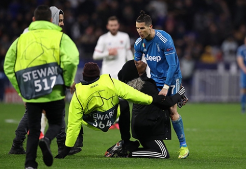 C.Ronaldo noticed seeing his fan on the field