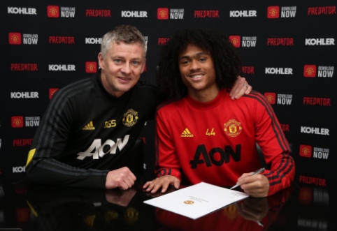 T. Chongas signed a new contract with "Man Utd"