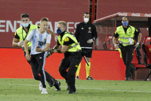 Title in English: It happens: a match without spectators - a fan invasion onto the field