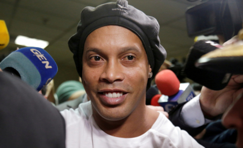 Ronaldinho will return to the field and help a team trained by D. Maradona?