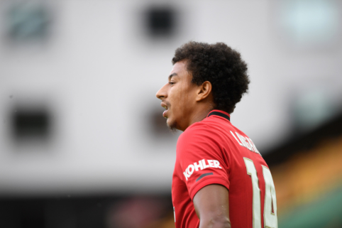 "Manchester United" extended the contract with J. Lingard