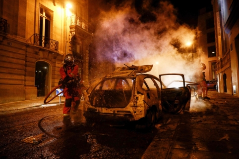 Stormy night in Paris: PSG fans burned cars, clashes with police ensued