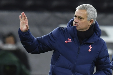 Official: "Tottenham" sacks J. Mourinho