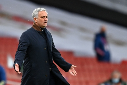 J. Mourinho had questions for the match referee after losing the North London derby