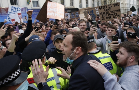 "Chelsea" fans organized a protest before the match with "Brighton"