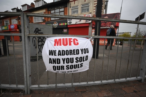 Angry "Man Utd" fans invaded the team's training base.