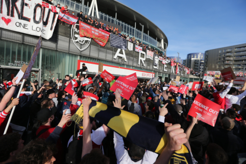 Before the match with "Everton" - a massive protest of "Arsenal" fans