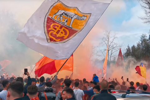 See: Hundreds of "Roma" fans saw the team off to Manchester