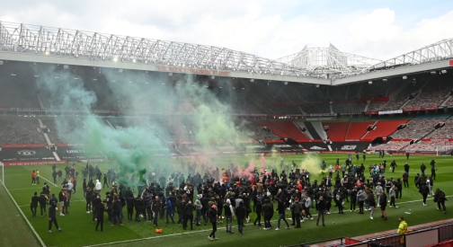 Man Utd" fans shocked: stadium tiles falling on their heads