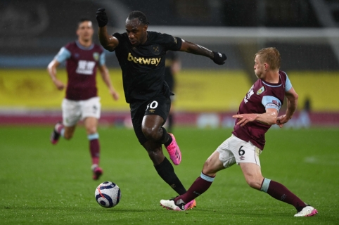 "West Ham" Dealt with "Burnley" and Continues Fight for a Place in the Champions League