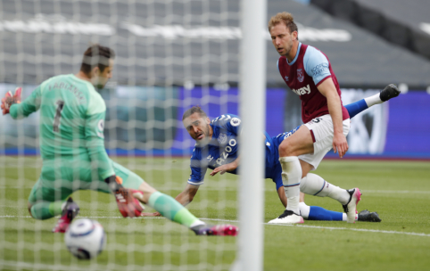 "Everton" distances "West Ham" team from the Champions League